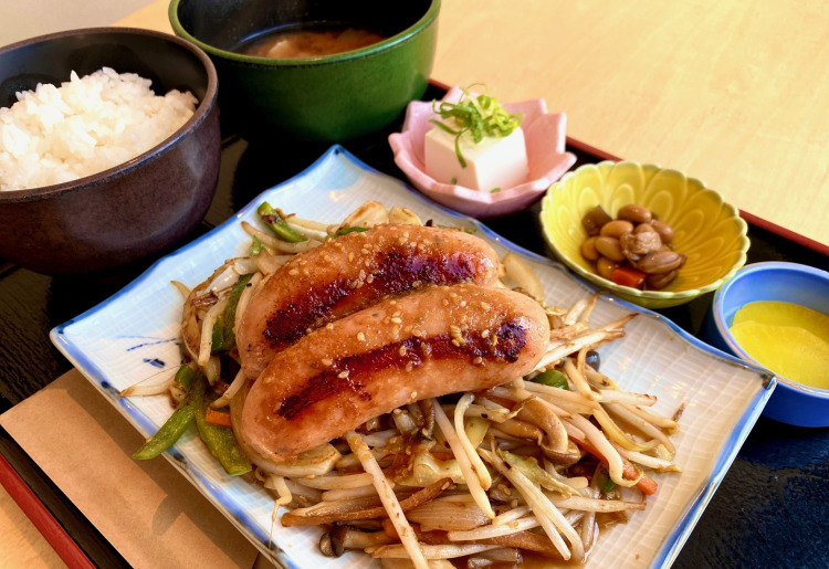 ▼肉野菜炒め定食(ウインナー)